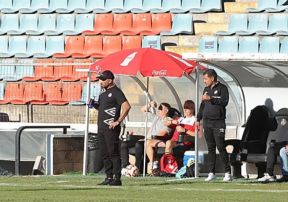 Jehu Chiapas y Rafa Dueñas, en el banquillo del Helmántico este domingo