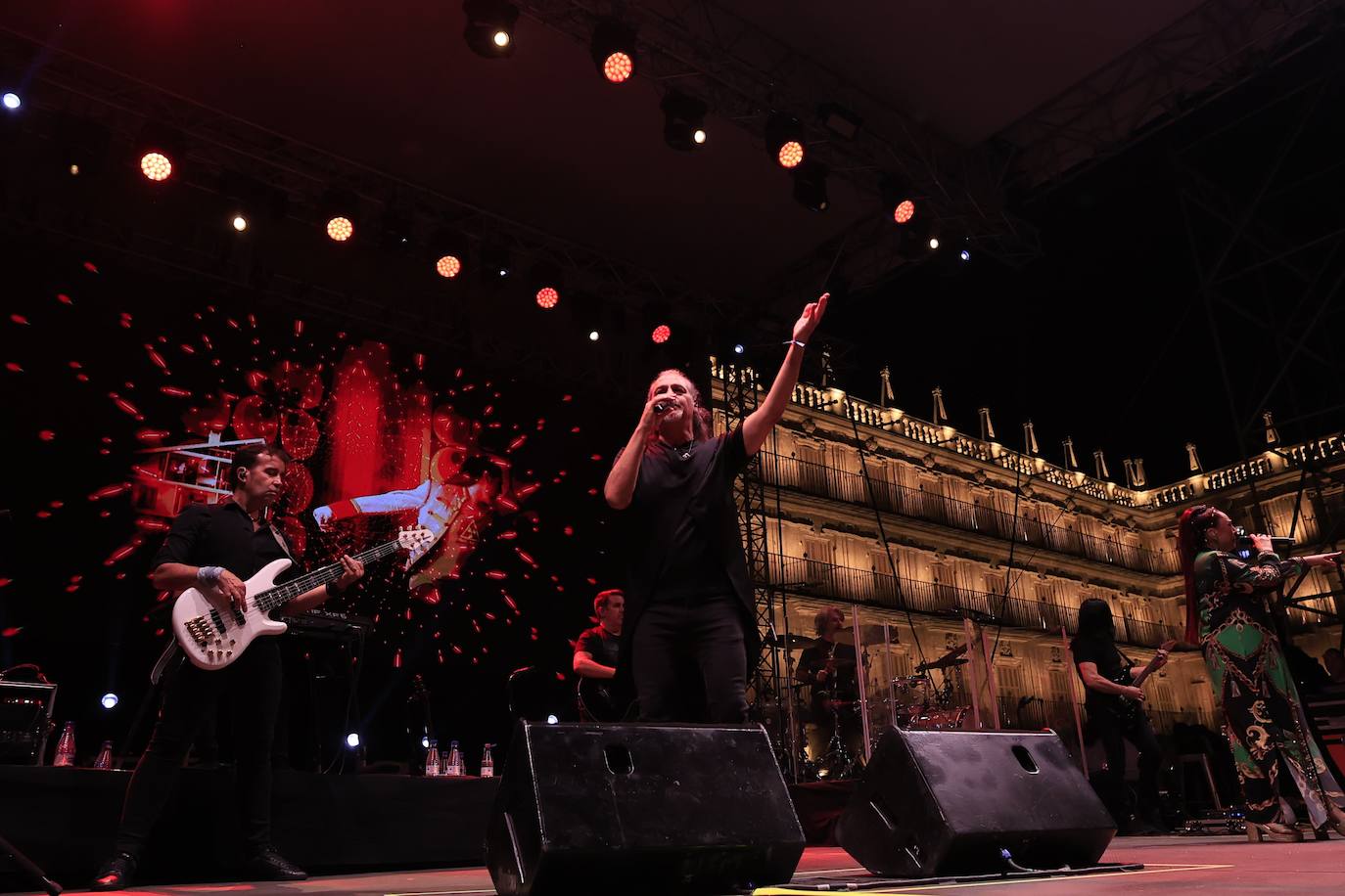 El multitudinario concierto de Camela en Salamanca, en imagenes