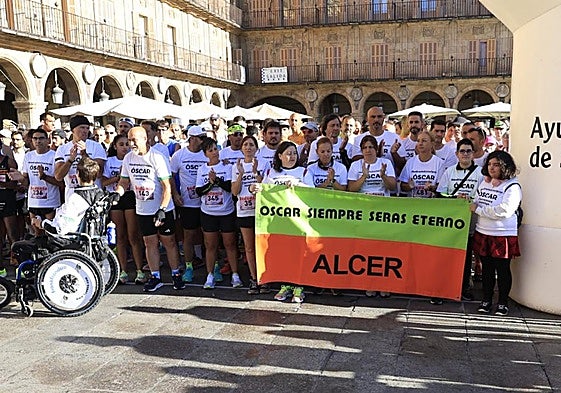 Homenaje a Óscar García en los minutos previos de las carrera.