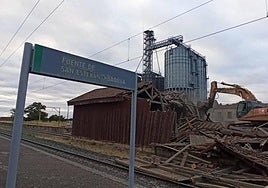 La máquina destrozando el cobertizo el día del derribo.