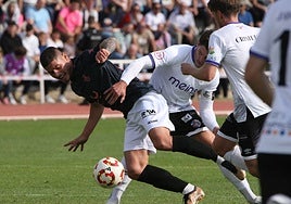 Amaro y un jugador del Avilés, durante el partido en Las Pistas