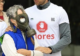 Dos de los manifestantes, a las puertas de la Junta.