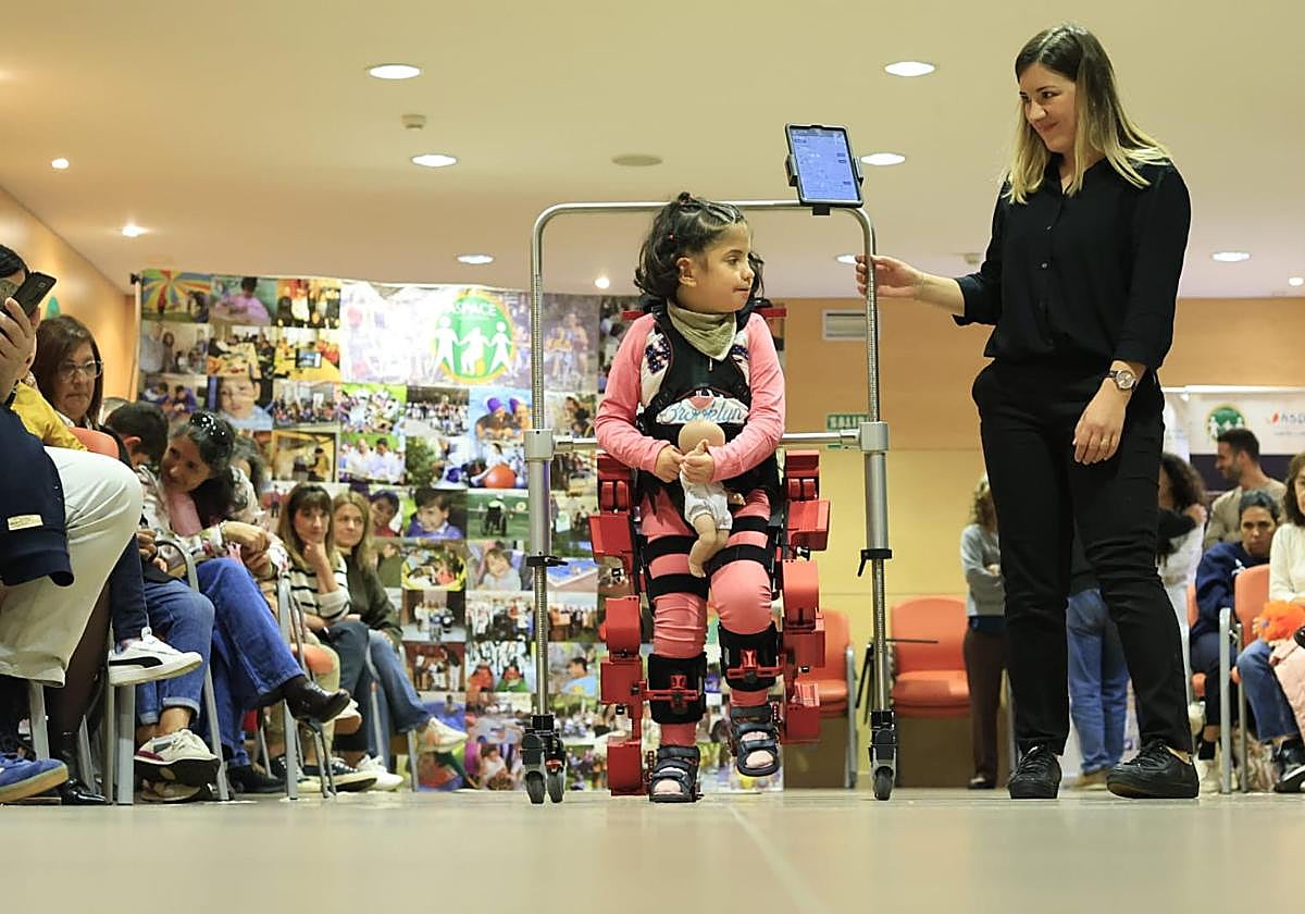 El exoesqueleto que «ayuda a caminar» a los niños con discapacidad de Salamanca