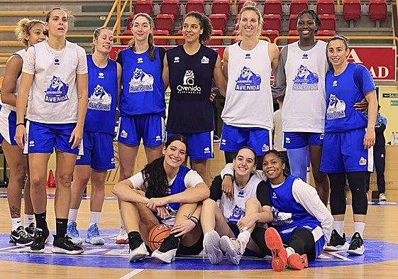 La plantilla de Avenida, antes de partir hacia Murcia.