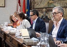 Corchado, en el centro, durante el Consejo de Gobierno de la Usal.