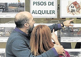 Escaparate de una agencia inmobiliaria con pisos en alquiler.