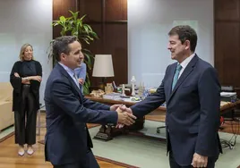 Mañueco, presidente de la Junta, junto a Corchado, rector de la Usal.