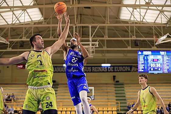 McCarthy lanza a canasta ante el Óbila.