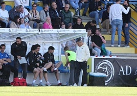 Dani Llácer, pensativo este domingo en el partido ante el Lugo