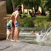 Jóvenes se bañan en Ciudad Rodrigo.