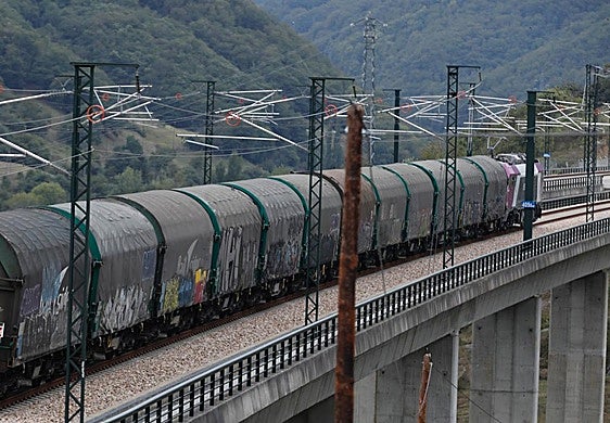 Imagen de archivo de un tren de mercancías de Renfe.