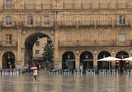 Una mujer caminando bajo la lluvia en Salamanca