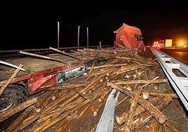Varios coches y camiones han sido golpeados por troncos de madera al volcar el camión que los transportaba en la A-62, en Aldehuela de la Bóveda.