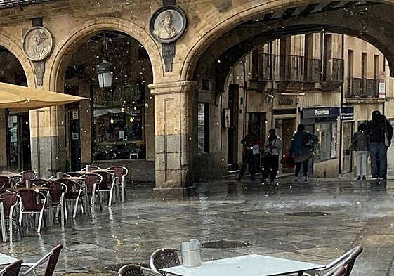 Plaza Mayor de Salamanca durante la intensa tormenta caída esta tarde.