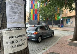 Carteles avisando el peligro de caída y texto de protesta de los vecinos.