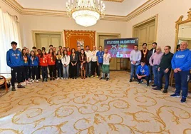 Foto de familia con los atletas de diferentes edades y categorías, entrenadores, clubes y representantes de la delegación provincial.