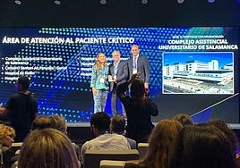 La gerente del CAUSA, Carmen Rodríguez Pajares, junto al jefe de servicio de la UCI, Víctor Sagredo Meneses, recogiendo el premio TOP20 acompañados del presidente de la SEDAR, Javier García Fernández.