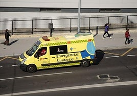 Atrapado tras volcar su furgoneta en Villamayor