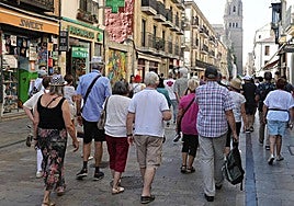 Un grupo de turistas pasea por las calles de Salamanca.