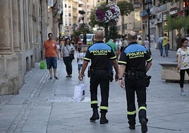 Dos agentes de la Policía Local patrullan por las calles de Salamanca.
