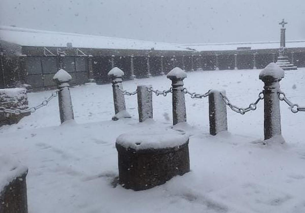 Una espectacular nevada sorprende en la Sierra de Francia