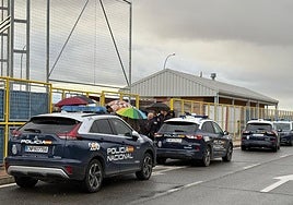 Cuatro coches de la Policía Nacional en el campo de fútbol del Zurguén tras un conflicto durante el partido.