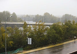 Un viandante con paraguas bajo la lluvia