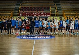 Jugadores de la cantera de la Academia Avenida Tormes, con los técnicos.