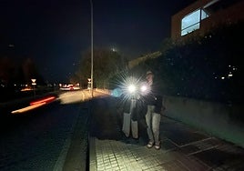 Dos personas con linternas tras el apagón.