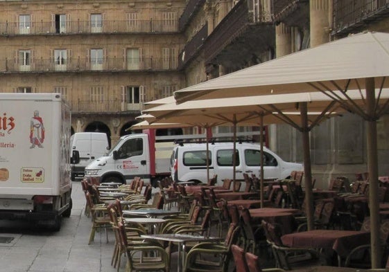 Furgonetas en la Plaza Mayor