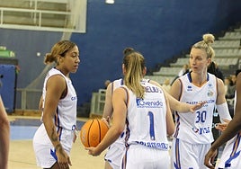 Las jugadoras de Avenida dialogan en la pista del Gasca este jueves