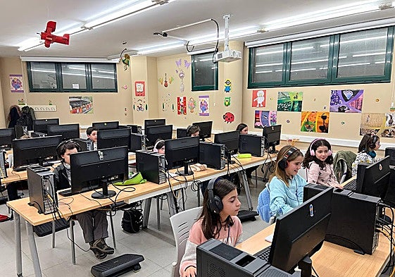 Niños con ordenadores en un taller de las TIC