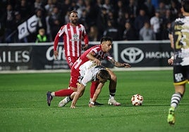 David Rabadán lucha por un esférico en el centro del campo