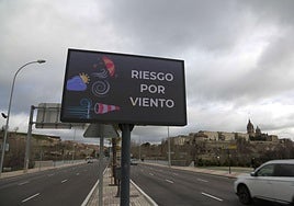 Imagen de archivo de un panel luminoso alerta del fuerte viento en Salamanca capital.