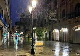 Intensa lluvia a primera hora de la mañana en la calle Toro de Salamanca.
