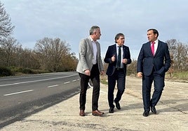 El director general de Carreteras e Infraestructuras, Jesús Puerta, en su visita a la carretera.