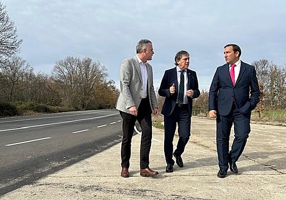 El director general de Carreteras e Infraestructuras, Jesús Puerta, en su visita a la carretera.