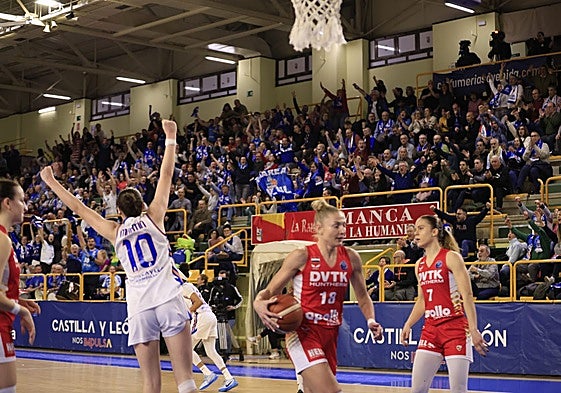 Iyana Martín celebra, junto a la afición, una canasta este miércoles en Salamanca