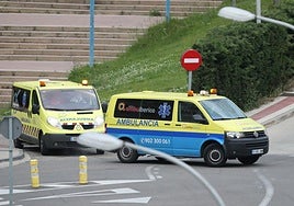 Foto de archivo de dos ambulancias