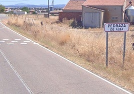Carretera de entrada a Pedraza de Alba.