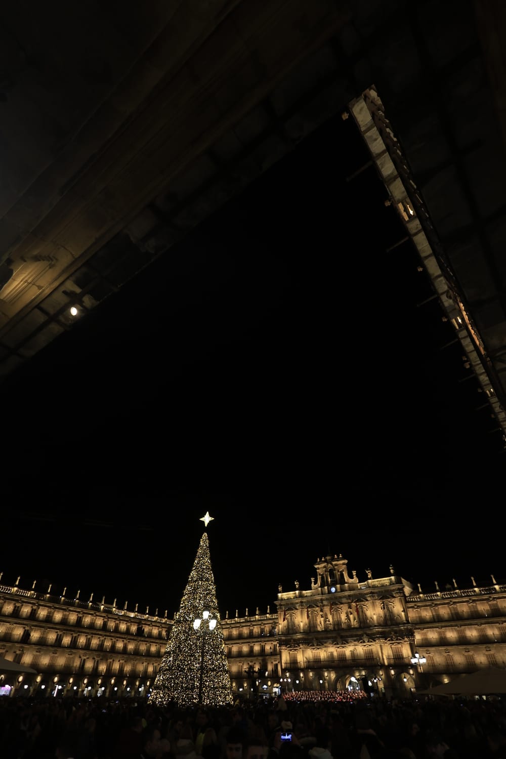 Una Plaza abarrotada, escenario del encendido de la Navidad en Salamanca