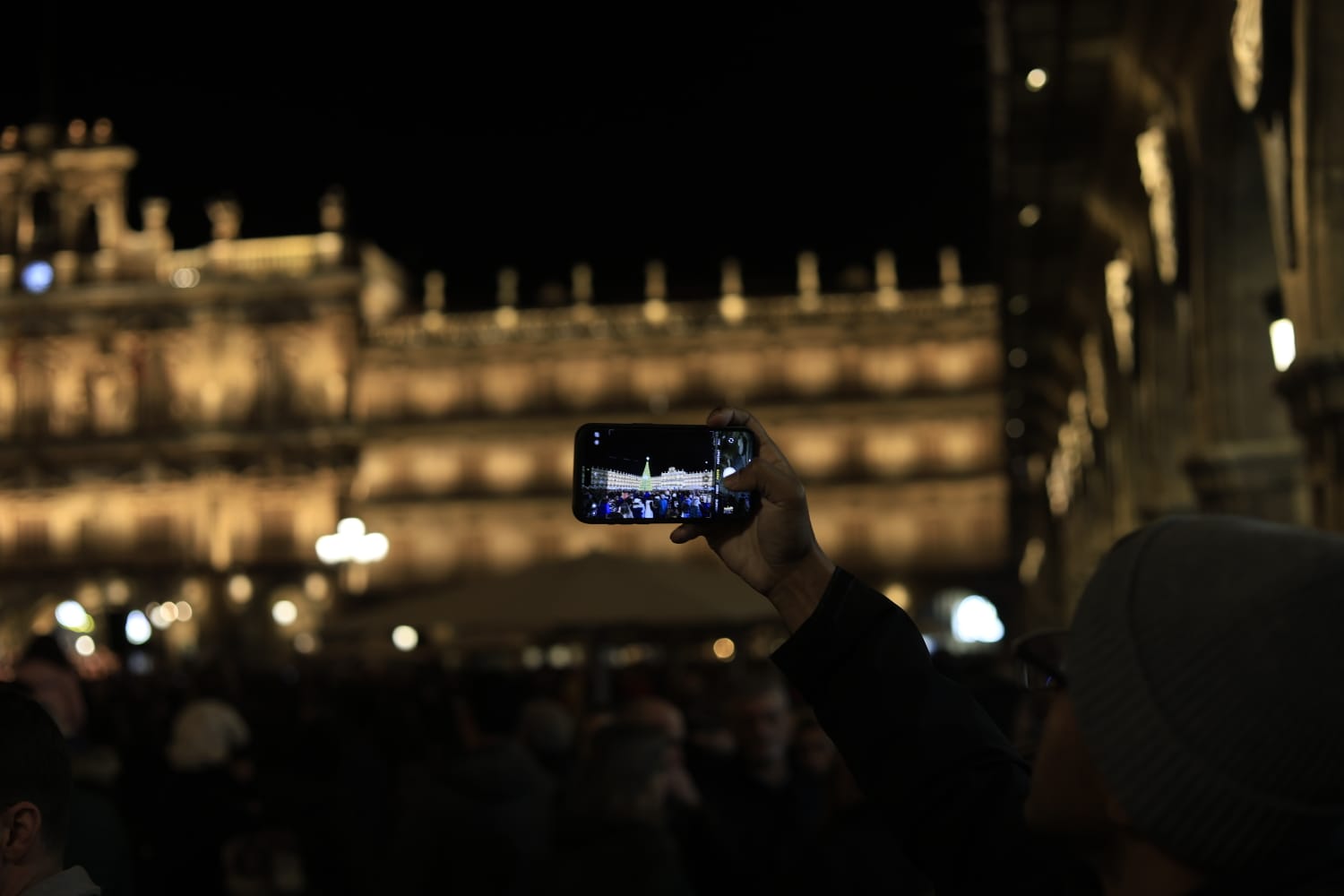 Una Plaza abarrotada, escenario del encendido de la Navidad en Salamanca
