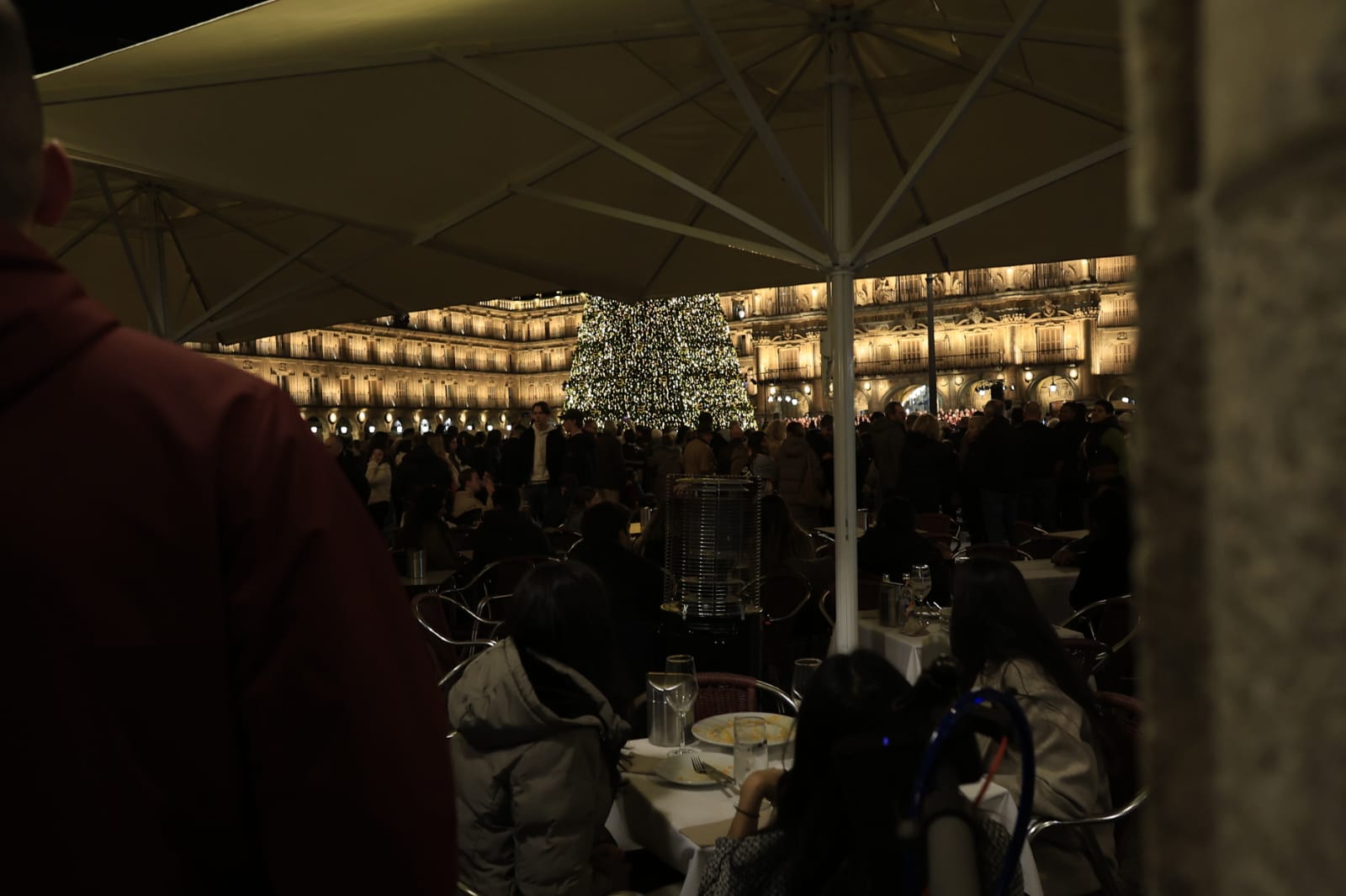 Una Plaza abarrotada, escenario del encendido de la Navidad en Salamanca