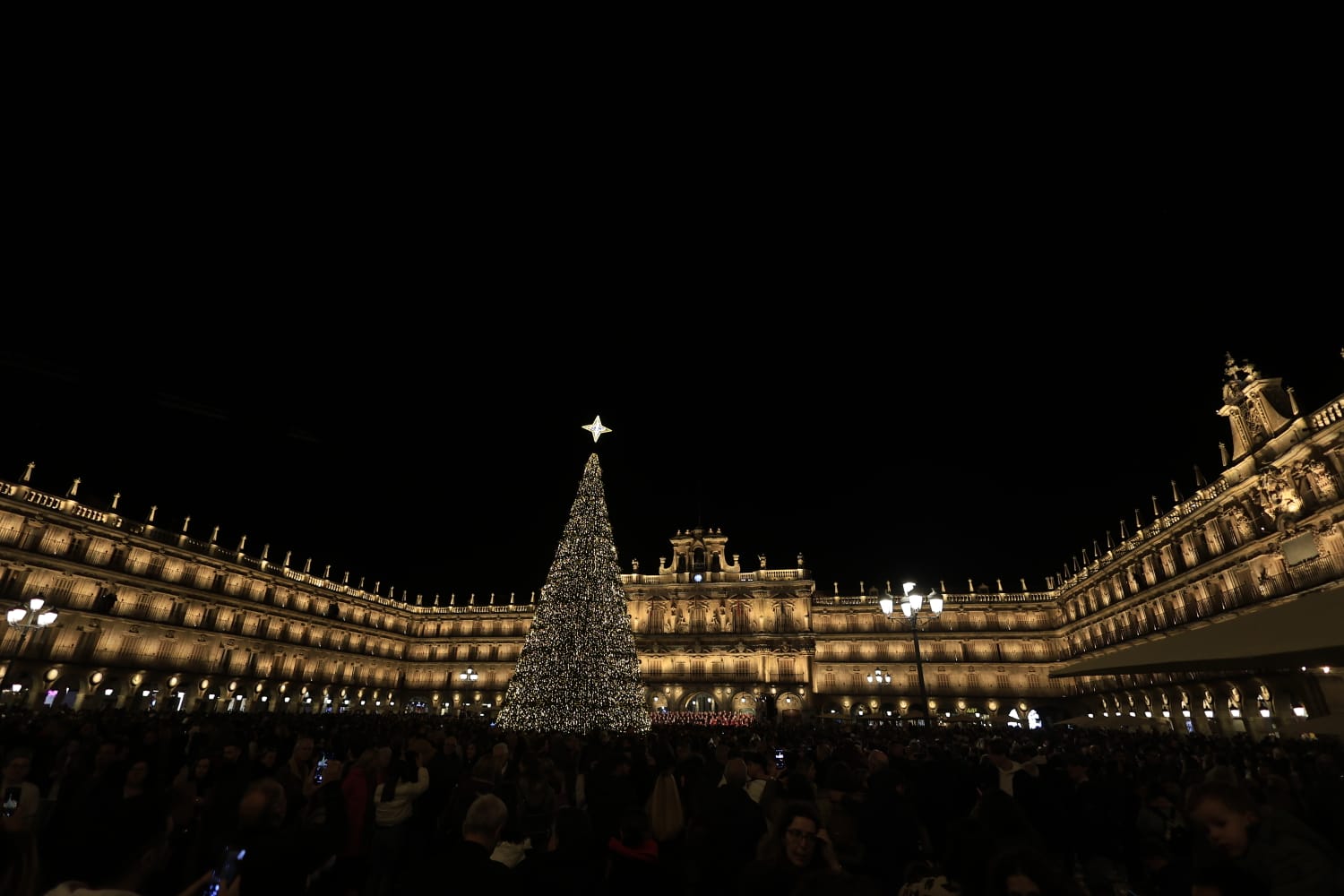 Una Plaza abarrotada, escenario del encendido de la Navidad en Salamanca