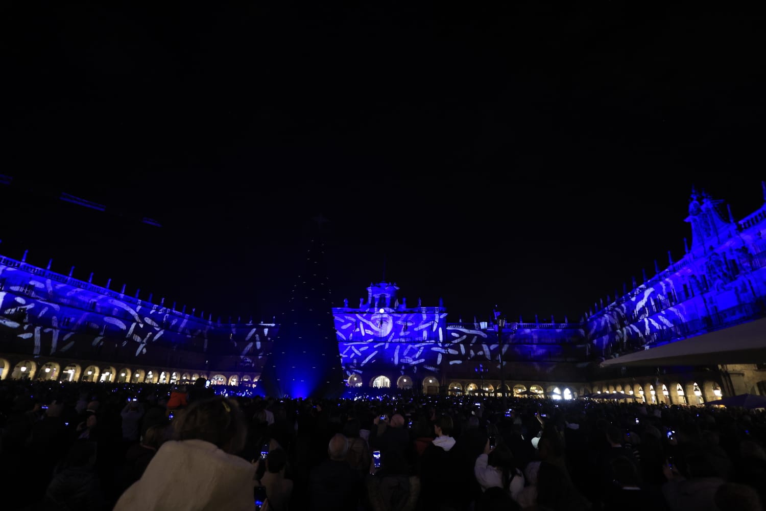 Una Plaza abarrotada, escenario del encendido de la Navidad en Salamanca