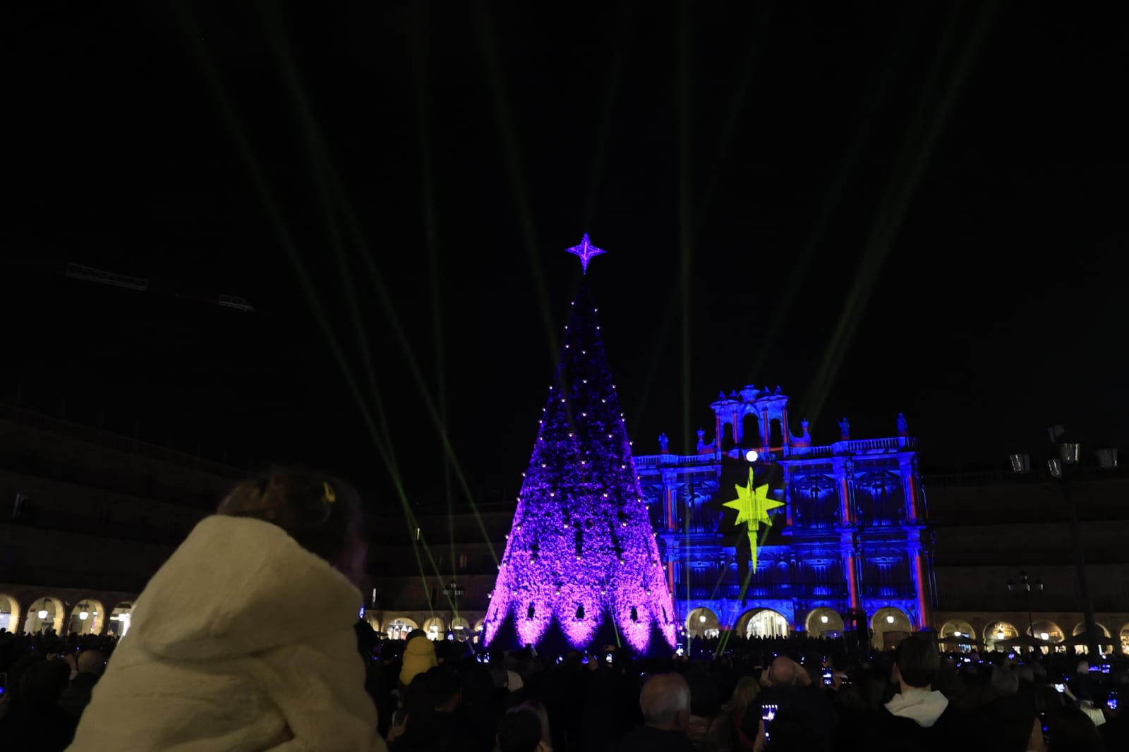 Una Plaza abarrotada, escenario del encendido de la Navidad en Salamanca