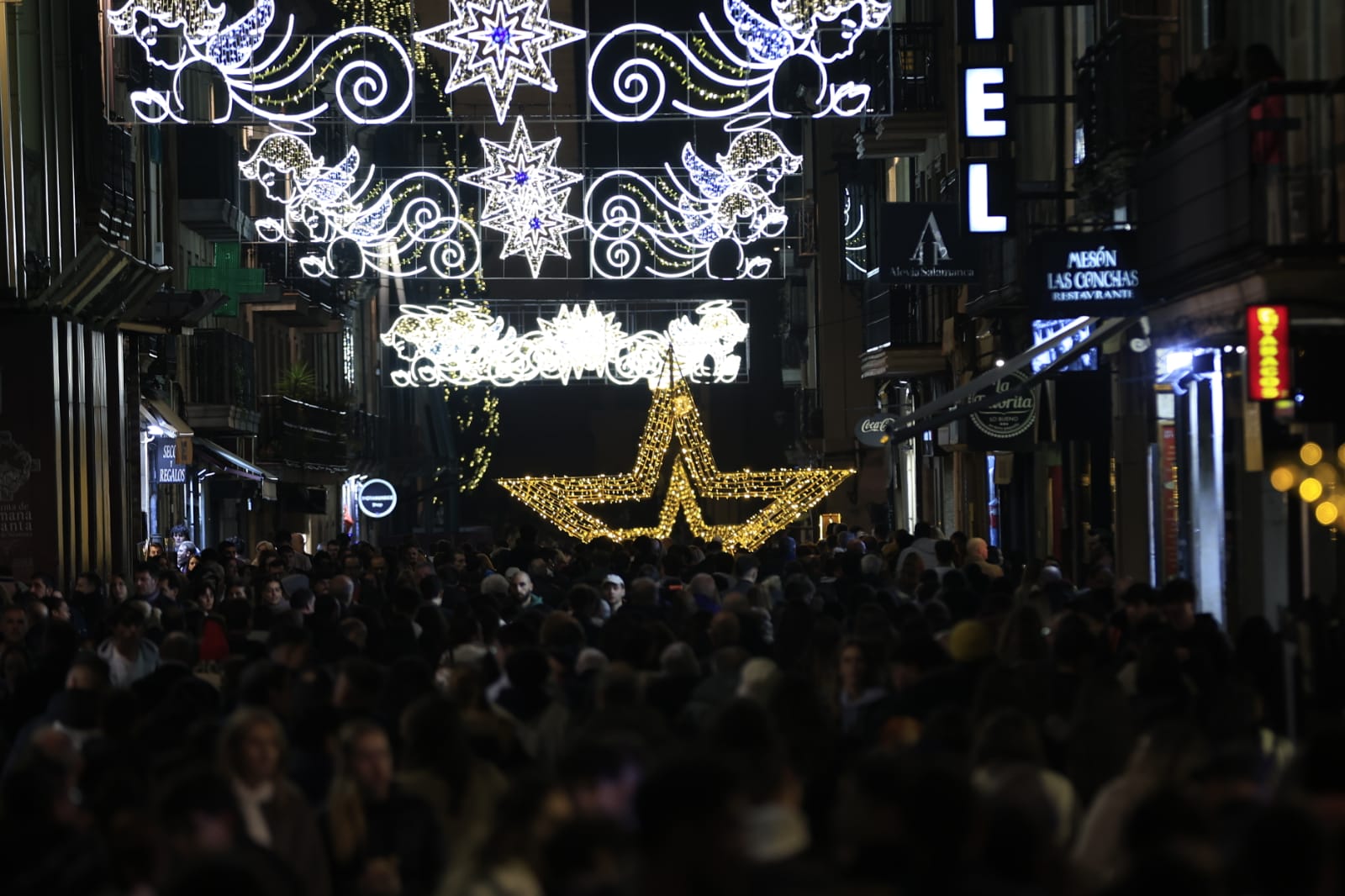 Una Plaza abarrotada, escenario del encendido de la Navidad en Salamanca