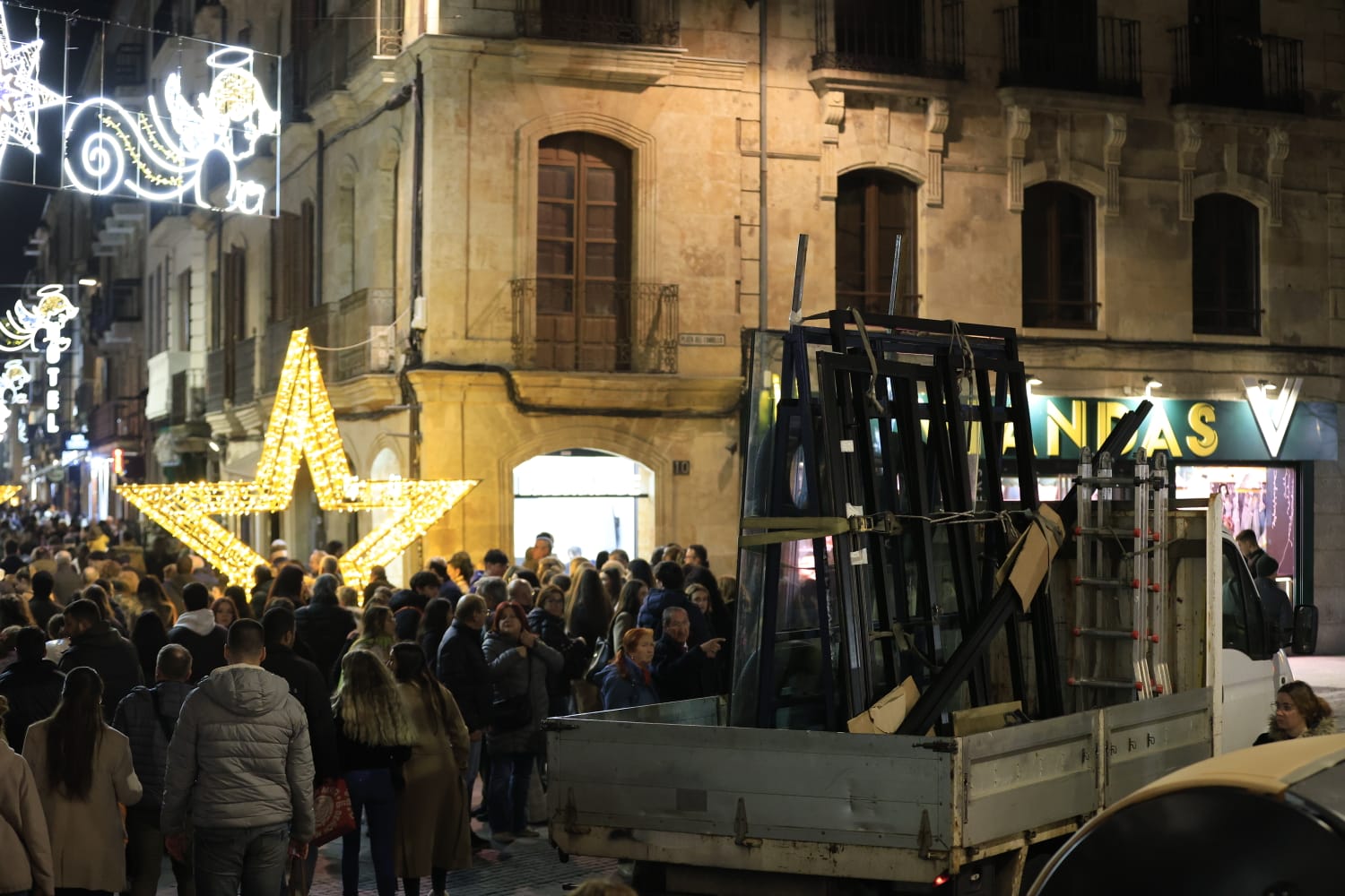 Una Plaza abarrotada, escenario del encendido de la Navidad en Salamanca