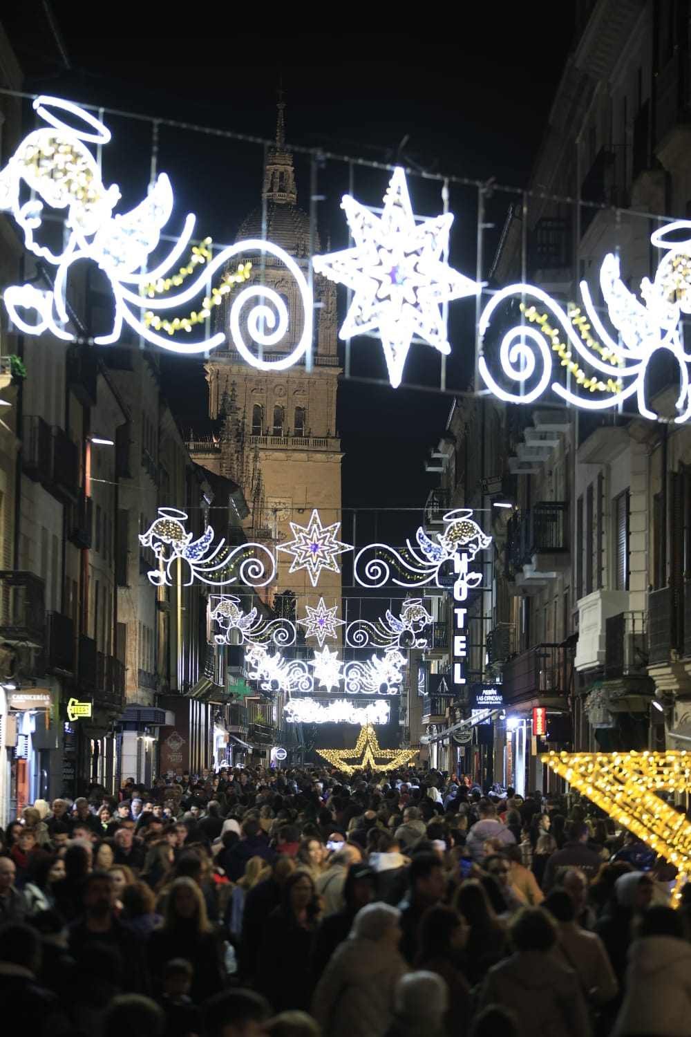 Una Plaza abarrotada, escenario del encendido de la Navidad en Salamanca