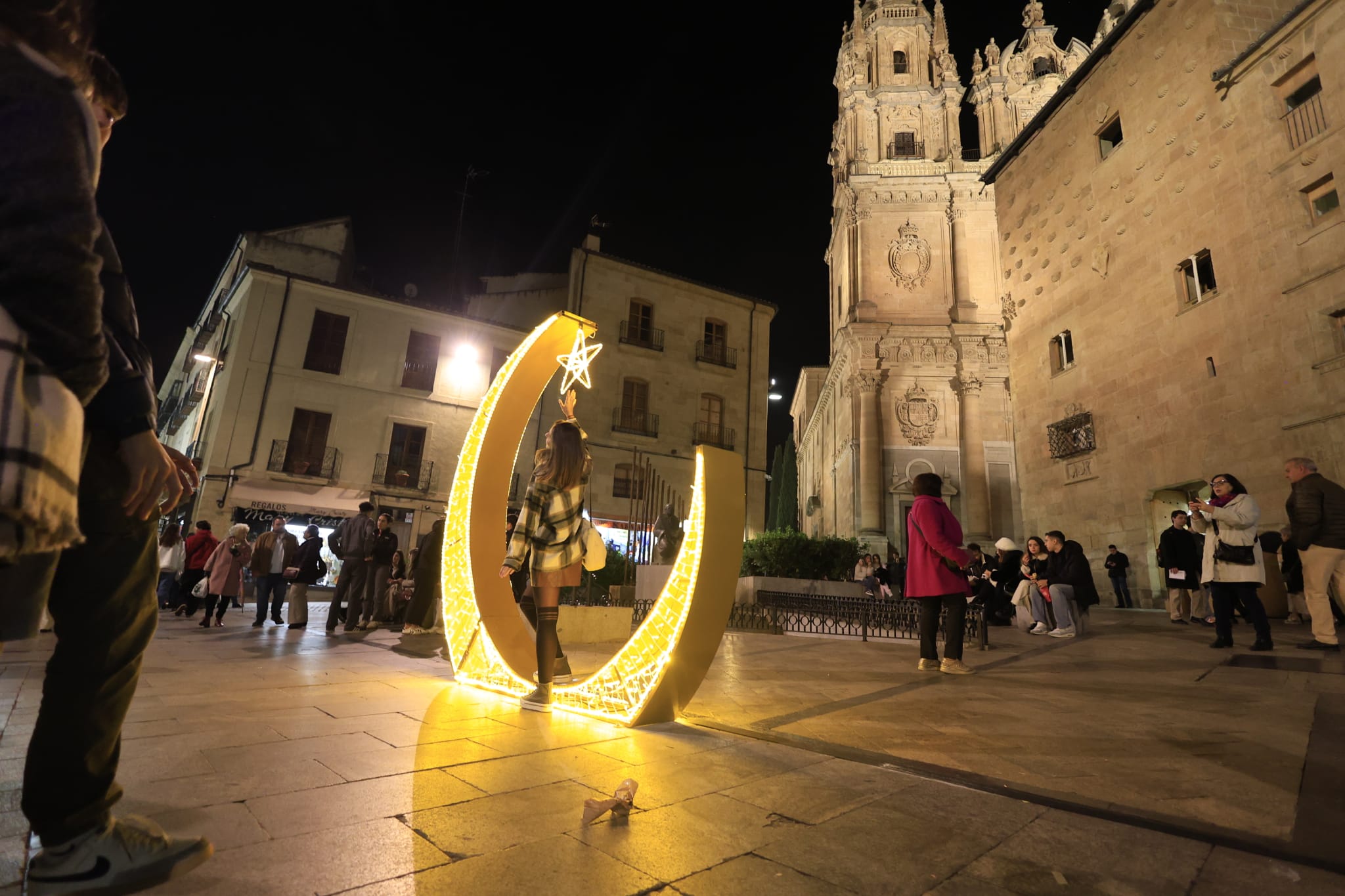 Una Plaza abarrotada, escenario del encendido de la Navidad en Salamanca